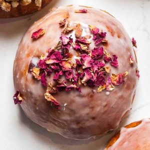 Pączek pieczony z konfiturą z płatków róży z lukrem i płatkami róży