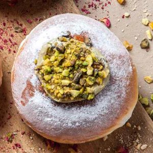 Pączek pieczony z kremem pistacjowym